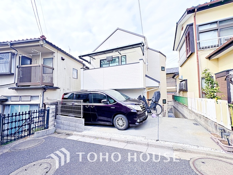 外観 居心地のいい暮らしには欠かせない眩い採光。ゆったりとした幅の窓からこの空間に降り注ぐ採光が絶えない。明るいリビングこそ居心地のいい暮らしが待っているのだと思う。