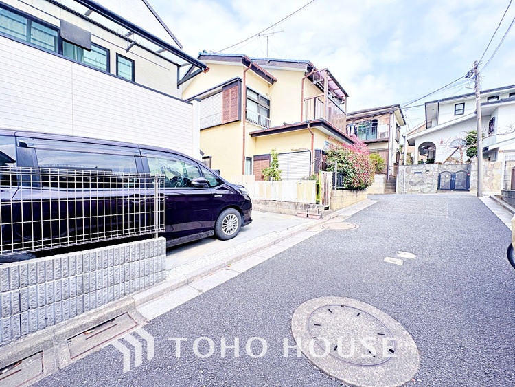 駐車場 叶えたかったのは落ち着きのあるナチュラルな風合い、そして開放感があるリビング。優雅な気分に浸れる幸せな時間を家族が自然と集まりたくなるこの空間で。