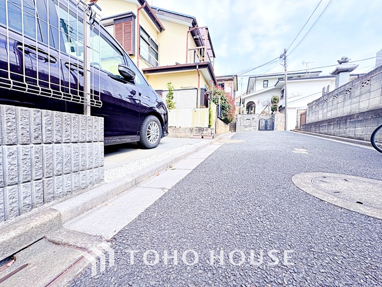 駐車場 ◆サンサンと◆差し込む太陽の光がこのリビングに笑いをもたらす。ソファの上のクッションがポカポカした暖気にぬくぬくと微睡んでいる。