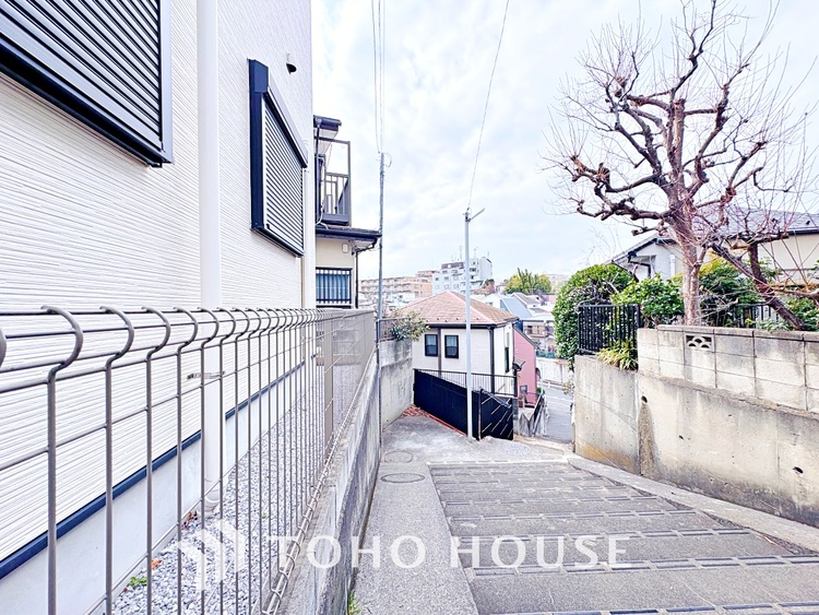 その他 ふと視点を変えてみると、広がる光景。時間を忘れ大空を見上げるなんて、いつぶりだろうか。こんなにも広く美しい情景があったなんて。時間を忘れ、時を知る。