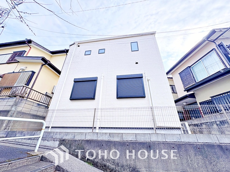 外観 通風・採光にも優れ、心地よい光と風があふれています。贅沢といえるほどの豊かな居住性と、プライドを満たすクオリティが見事に調和した住空間。新築戸建でなければ体感できないひとときをご体感頂ける筈です。