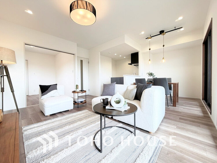 内装 広がりのある住空間、家族が集まるリビング・ダイニング