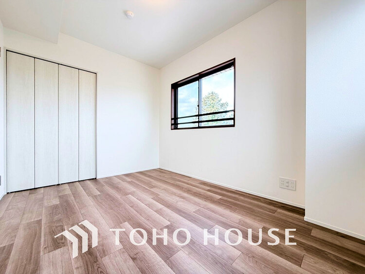 内装 採光もある洋室は、くつろぎのひと時を過ごすのにぴったり