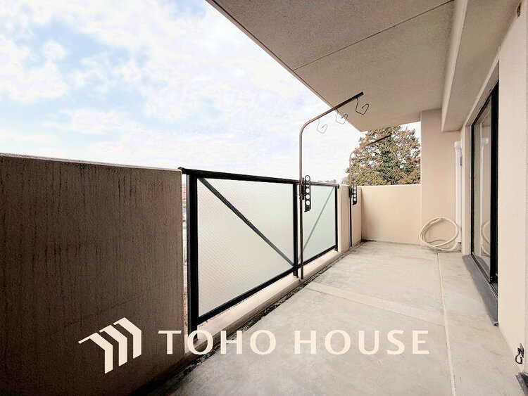 バルコニー 日当たりの良いバルコニーで晴れの日の洗濯物も楽しみになりますね