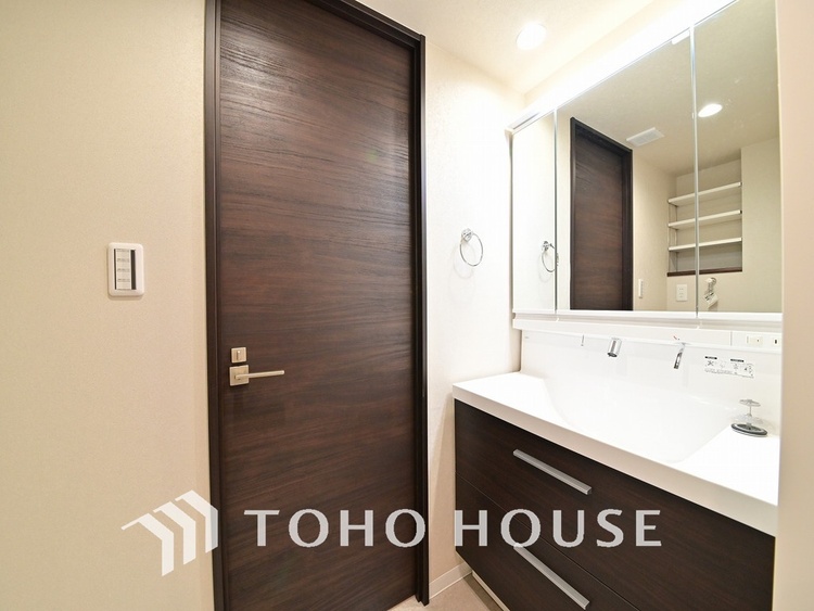 洗面 新規設置の洗面化粧台。収納豊富で使い勝手の良い3面鏡です