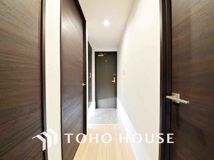 玄関 飾り過ぎないシンプルな内装の玄関