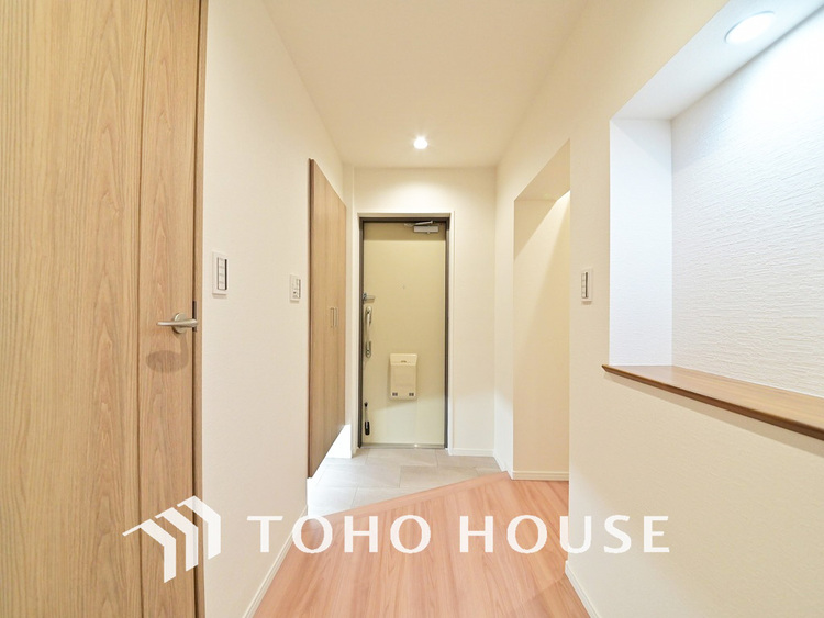 玄関 飾り過ぎないシンプルな内装の玄関