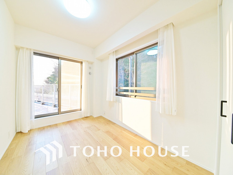 内装 採光もある洋室は、くつろぎのひと時を過ごすのにぴったり