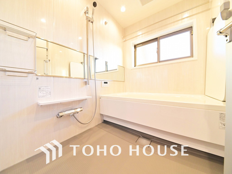 風呂 一日の疲れを癒すバスルームは、心地よいリラックスを叶える清潔感溢れる空間