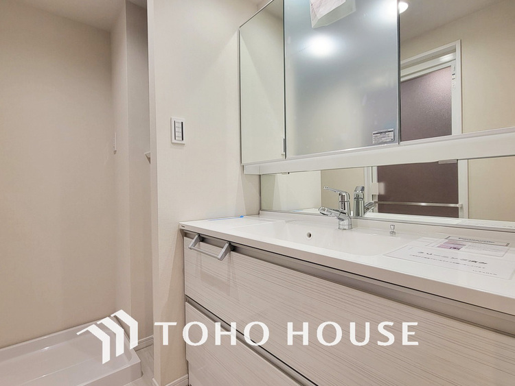 洗面 新規設置の洗面化粧台。収納豊富で使い勝手の良い3面鏡です