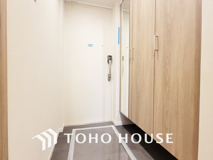 玄関 飾り過ぎないシンプルな内装の玄関