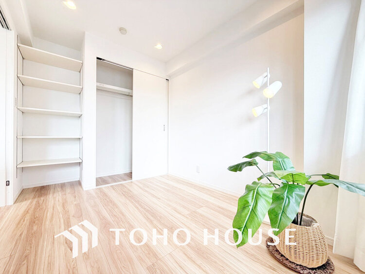 内装 採光もある洋室は、くつろぎのひと時を過ごすのにぴったり