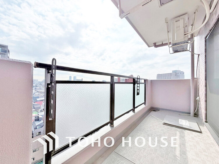 バルコニー 日当たりの良いバルコニーで晴れの日の洗濯物も楽しみになりますね