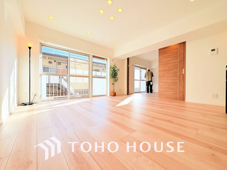 内装 広がりのある住空間、家族が集まるリビング・ダイニング(家具は全てCGです)