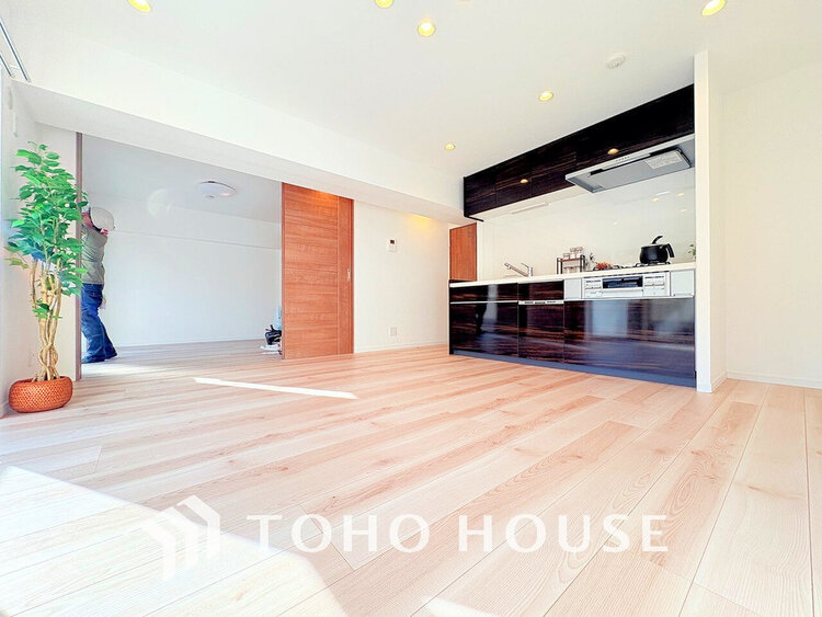 内装 上質な時間を育む暮らしのメインステージ。寛ぎとコミュニケーションを育む居心地のよい場所