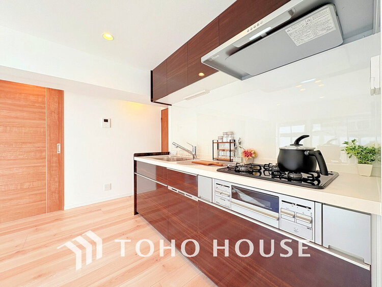 キッチン 落ち着きのあるカラーで統一された清潔感と気品が溢れるキッチン