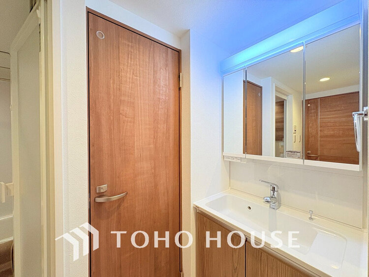 洗面 白を基調とした清潔感のある洗面室で朝の身支度を