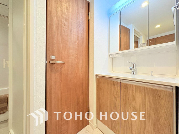 洗面 落ち着きのある色合いでまとめられた洗面室