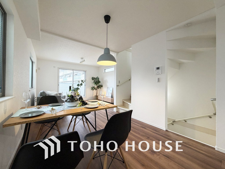 内装 約18帖のゆったりLDKは家族団欒の空間、会話もはずむ明るいリビング