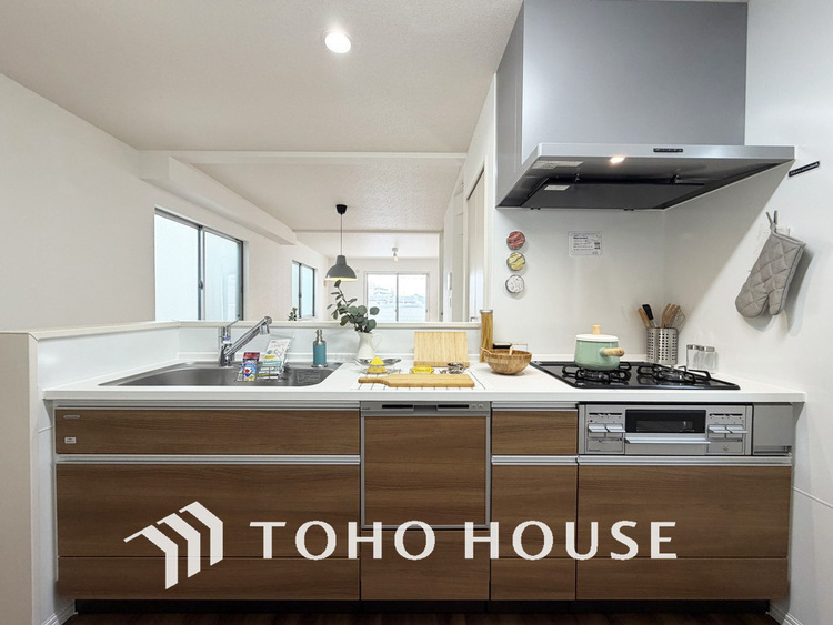 キッチン 家事をしながら家族との会話も弾む人気の対面キッチンを採用