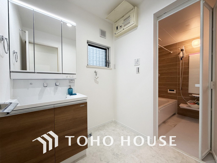 洗面 収納豊富で使い勝手の良い3面鏡仕様の洗面化粧台