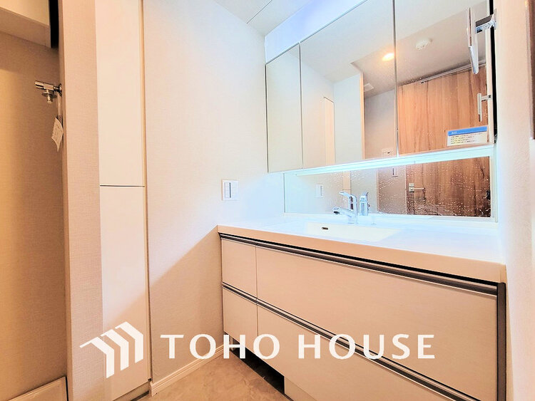 洗面 白を基調とした清潔感のある洗面室で朝の身支度も快適に