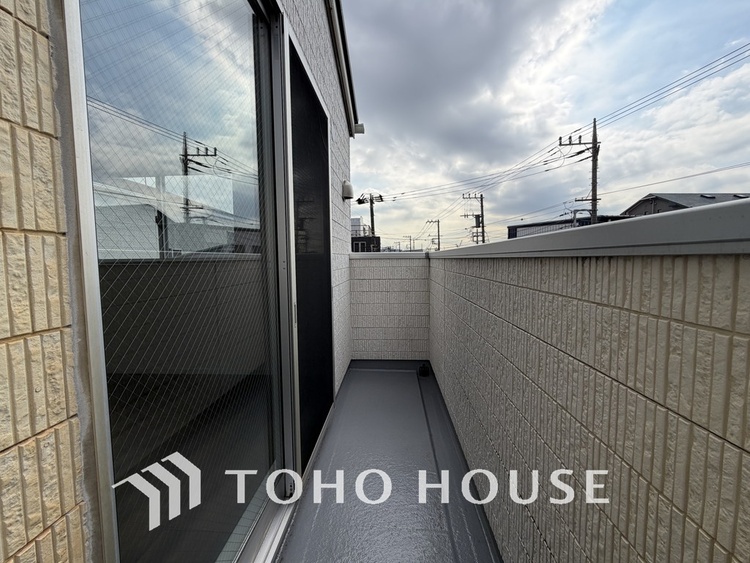 バルコニー 日当たりの良いバルコニーで晴れの日の洗濯物も楽しみになりますね