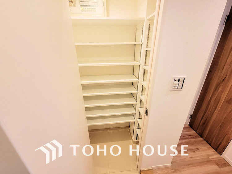その他 天井まである玄関収納はご家族分の履物も余裕で収納可能