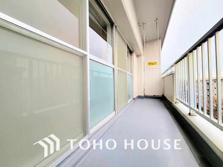 バルコニー 日当たりの良いバルコニーで晴れの日の洗濯物も楽しみになりますね