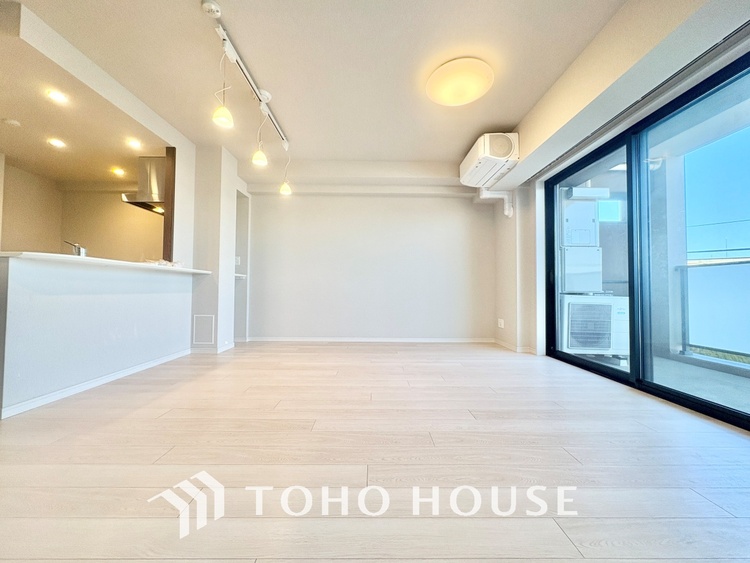 内装 大きなリビングは、高級感漂う設えとゆとりある広さで安心をもたらす特別な場所。暮らしの中心にふさわしい空間です。