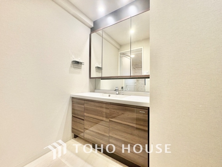 洗面 清潔感あふれる洗面化粧台で、毎日の身支度を快適にサポートします。