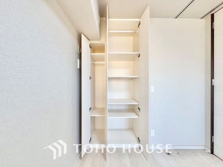 収納 無駄を削ぎ落としたミニマルなデザインが、空間に静謐な美しさをもたらします。研ぎ澄まされた感性を満たす場所です。