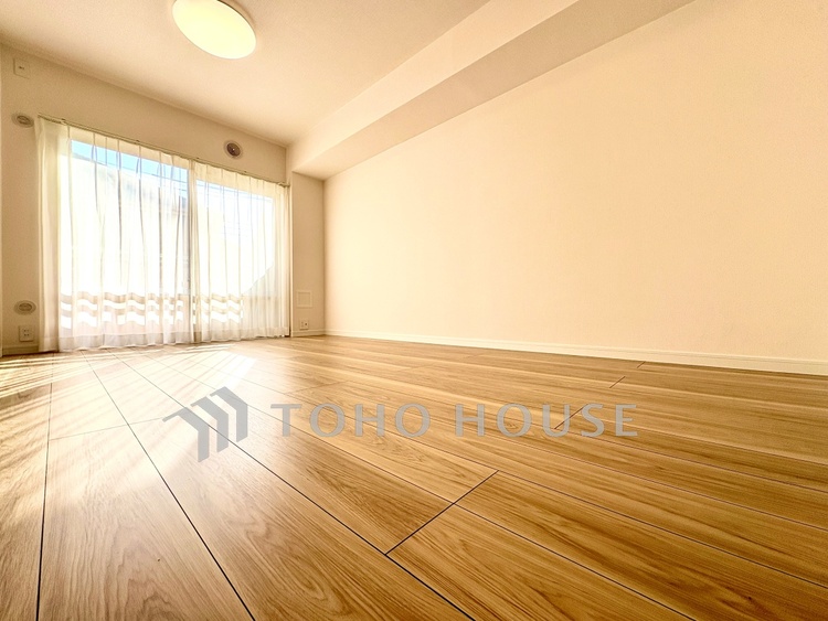 内装 ◆居心地のいい暮らし◆には欠かせない眩い採光。ゆったりとした幅の窓からこの空間に降り注ぐ採光が絶えない。明るいリビングこそ居心地のいい暮らしが待っているのだと思う。