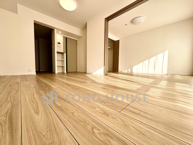 内装 ◆木漏れ日◆の様な採光が優しく足元を照らし、心地いい暮らしの道しるべを写し出す。この空間で過ごす家族との語らいの時間がとても素敵で幸せを感じるかもしれない。