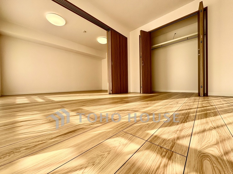 内装 ◆窓を開けると◆冷涼な風、そよぐリビング。だんらんの場所はここから始まり、ここで終わる。家族の笑顔が集う素敵な場所だから、こだわり抜いた思いが詰まっているのだと思う。