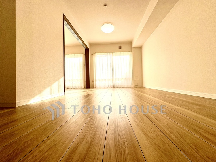 内装 ◆結ばれた◆玄関ドアを開けるとリビングから聞こえる小走りの足音。靴を脱ぎかけ目の前に立つ君の瞳と交差する。君は微笑みその刹那に心奪われる。佇む僕と君の間に赤い糸が結ばれた。