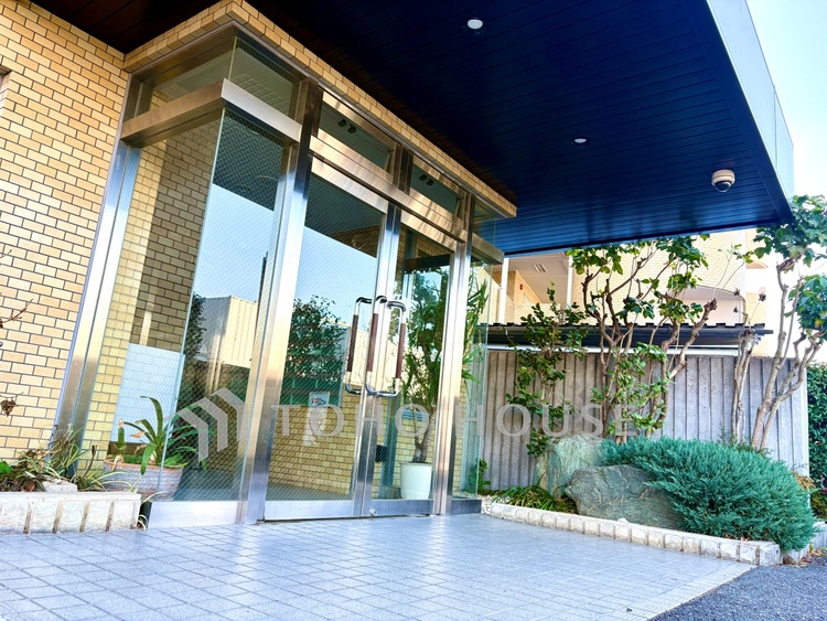 外観 ◆水面に映る◆紅葉を纏った山々を眺め、美しさのあまり感嘆のため息を漏らした事は無いだろうか。いつしか忘れかけていた自然の美しさと力強さを思い出させてくれる、そんな景色がここにもある。