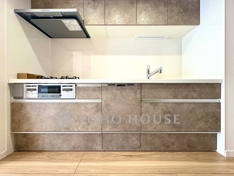 キッチン ◆今宵の食卓◆ダウンライトに反射するグラスを眺めながらワインを注ぐ。トクトクと心地いい音をさせながら、フランスの古城を思わせる薫りがたちこめ、とても幸せな時を過ごせる。