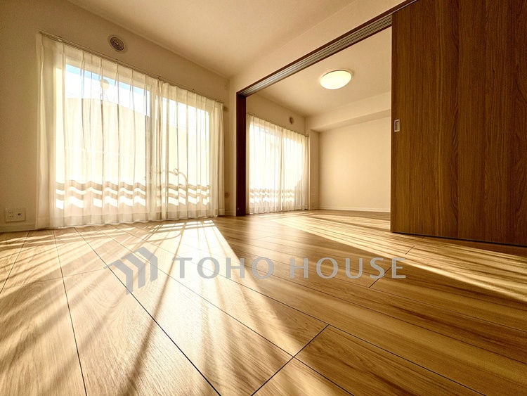 洗面 ◆サンサンと◆差し込む太陽の光がこのリビングに笑いをもたらす。ソファの上のクッションがポカポカした暖気にぬくぬくと微睡んでいる。