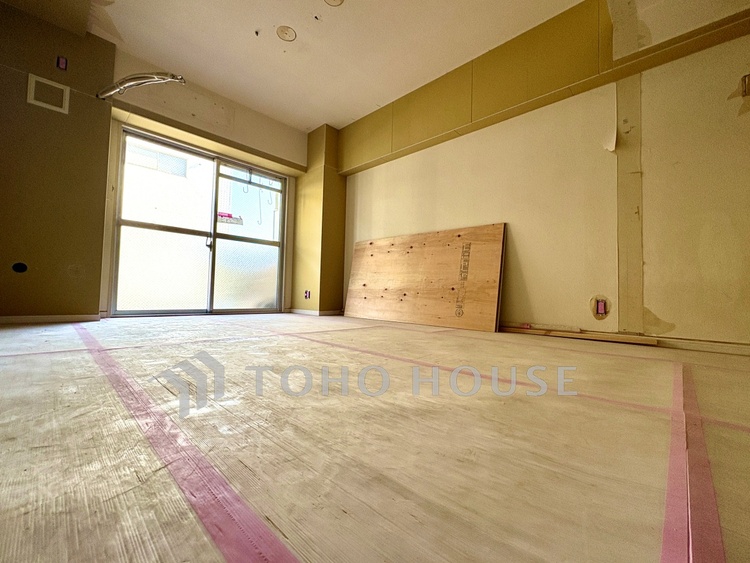 内装 ◆居心地のいい暮らし◆には欠かせない眩い採光。ゆったりとした幅の窓からこの空間に降り注ぐ採光が絶えない。明るいリビングこそ居心地のいい暮らしが待っているのだと思う。