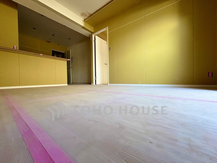 内装 ◆木漏れ日◆の様な採光が優しく足元を照らし、心地いい暮らしの道しるべを写し出す。この空間で過ごす家族との語らいの時間がとても素敵で幸せを感じるかもしれない。