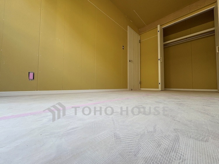 内装 ◆窓を開けると◆冷涼な風、そよぐリビング。だんらんの場所はここから始まり、ここで終わる。家族の笑顔が集う素敵な場所だから、こだわり抜いた思いが詰まっているのだと思う。