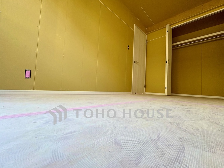 内装 ◆サンサンと◆差し込む太陽の光がこのリビングに笑いをもたらす。ソファの上のクッションがポカポカした暖気にぬくぬくと微睡んでいる。