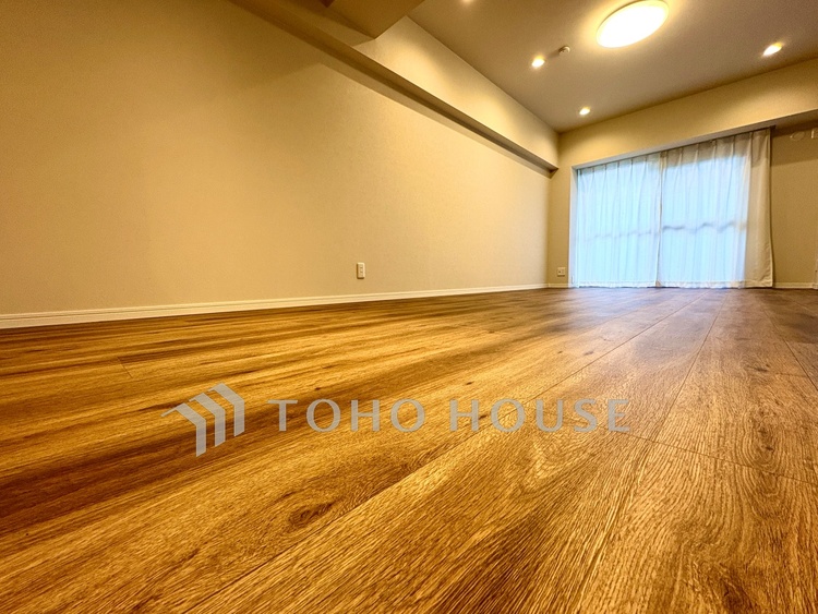 内装 【リビング】には欠かせない眩い採光。ゆったりとした幅の窓からこの空間に降り注ぐ採光が絶えない。明るいリビングこそ居心地のいい暮らしが待っているのだと思う。