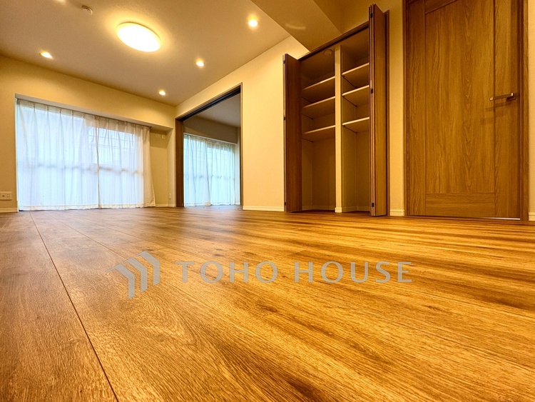 内装 【リビング】ここにはみんなが集い、食事と楽しい会話が始まる。話に夢中になりすぎて、ついつい時を忘れ夜半過ぎになってしまう。そんな束の間の幸せを感じさせてくれる場所でありたい。