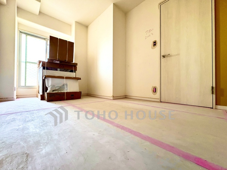 内装 ◆海の向こうへ沈む夕日◆オレンジ色の光は大人になった今の僕にはわかる。1日の終わりを伝えに来たわけではなく、また明日が来る方へ導いてくれた事を。