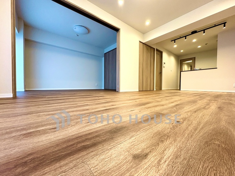 内装 【リビング】採光が優しく足元を照らし、心地いい暮らしの道しるべを写し出す。この空間で過ごす家族との語らいの時間がとても素敵で幸せを感じるかもしれない。