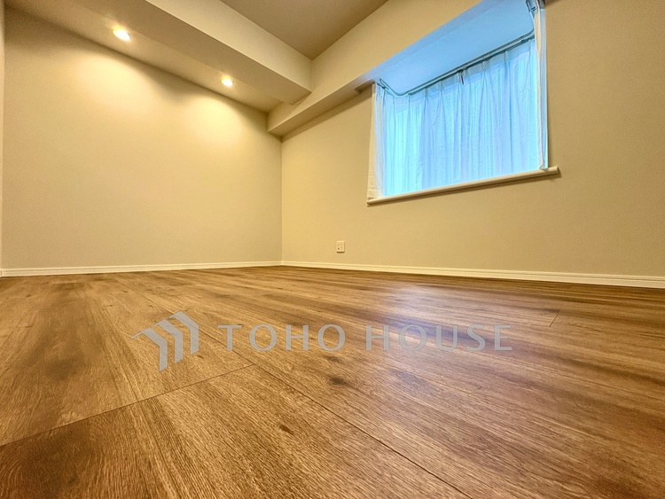 内装 【洋室】室内構成に拘り採光とセンスを散りばめた空間。それは『柔らかさ』に似た素敵な居場所。そこに暮らす人のことを考えつくり出したものは『癒し』という心地よい居場所なんだと思う