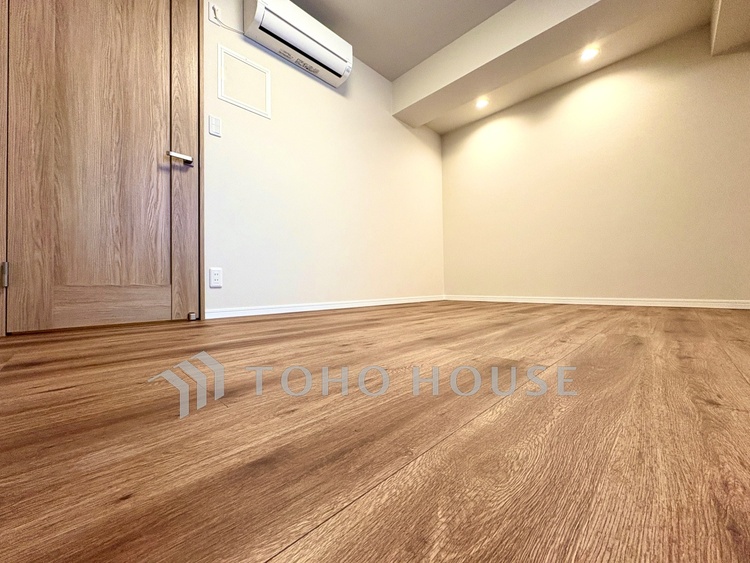 内装 【洋室】冷涼な風、そよぐリビング。だんらんの場所はここから始まり、ここで終わる。家族の笑顔が集う素敵な場所だから、こだわり抜いた思いが詰まっているのだと思う。