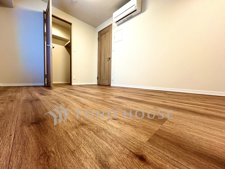 内装 【洋室】差し込む太陽の光がこのリビングに笑いをもたらす。ソファの上のクッションがポカポカした暖気にぬくぬくと微睡んでいる。